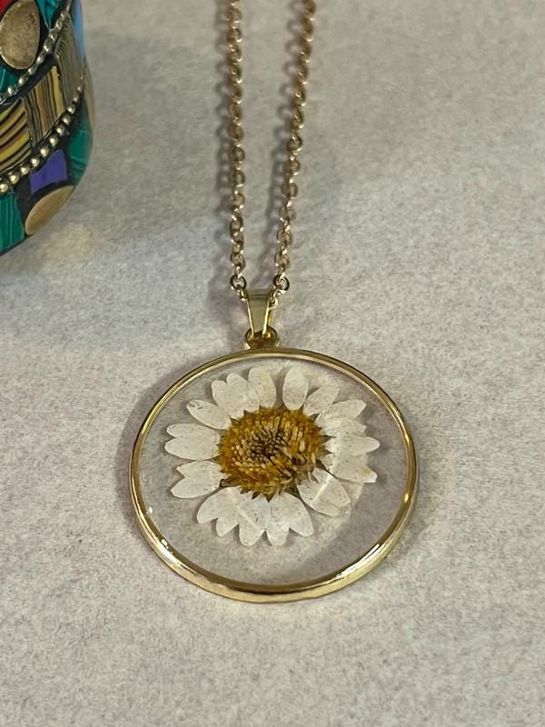 Pressed Flower Necklace – Real Daisy in Resin Pendant – Gold Chain with Clasp
