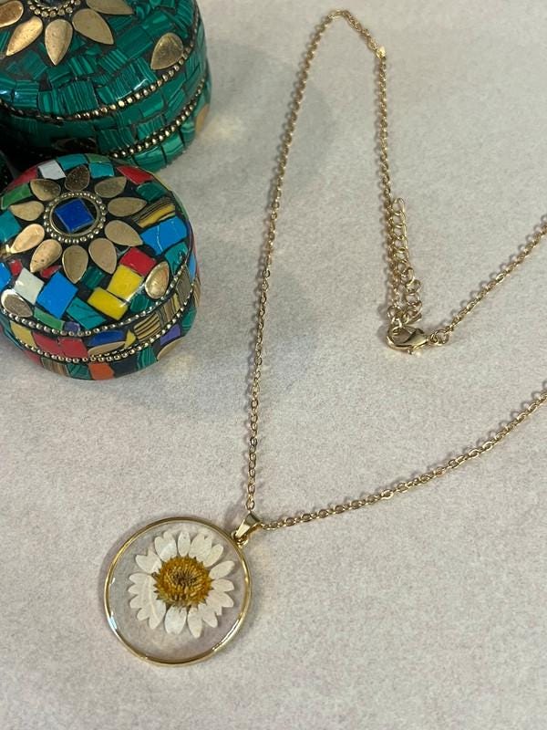 Pressed Flower Necklace – Real Daisy in Resin Pendant – Gold Chain with Clasp