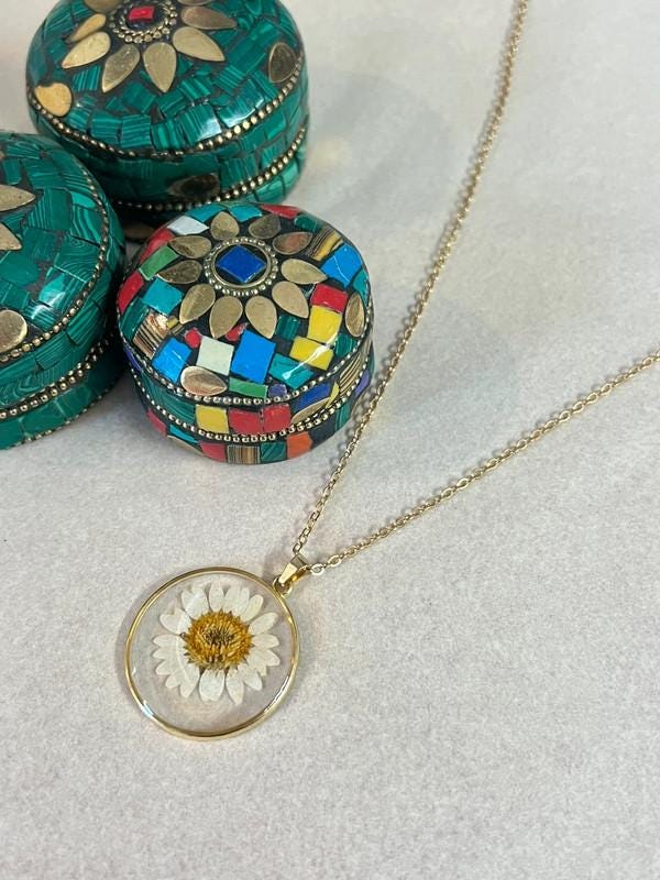 Pressed Flower Necklace – Real Daisy in Resin Pendant – Gold Chain with Clasp