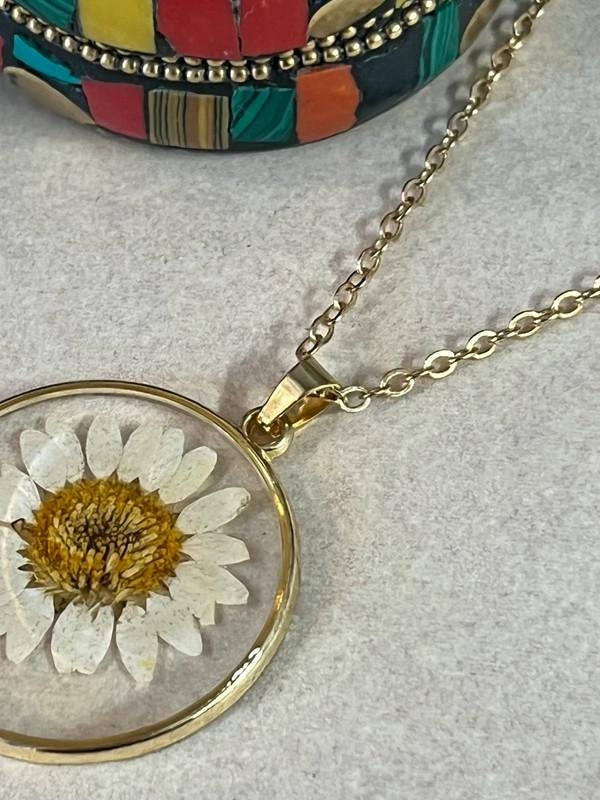 Pressed Flower Necklace – Real Daisy in Resin Pendant – Gold Chain with Clasp