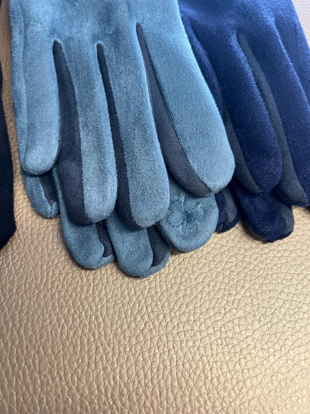Two tone winter gloves