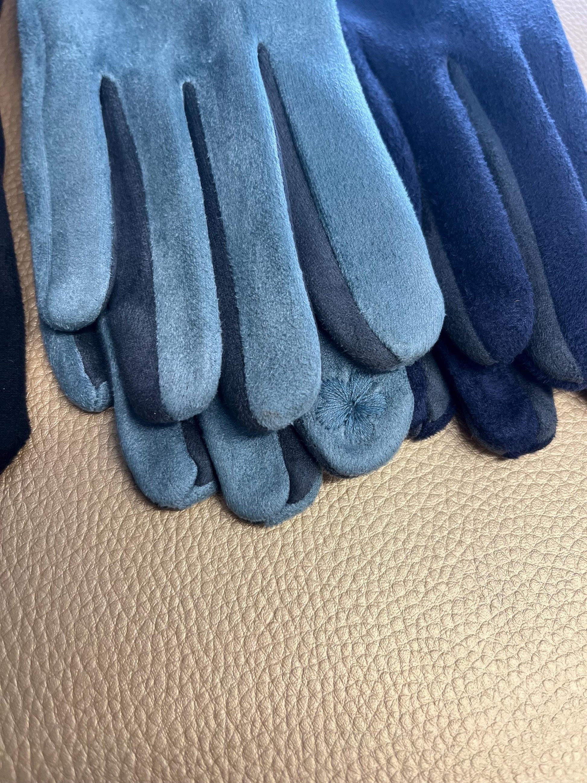 Two tone winter gloves